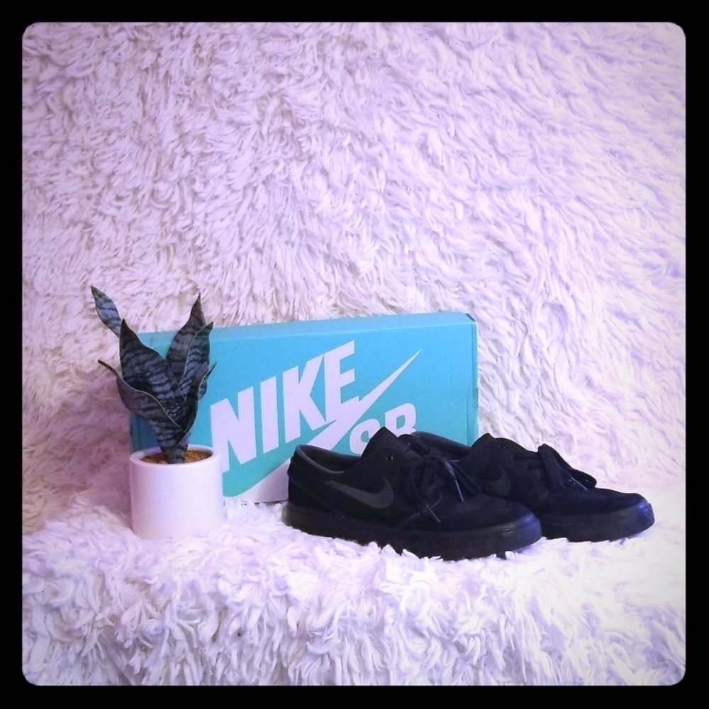 |Black Nike SB|